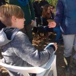 Niño mirando un pájaro en la actividad familiar en la Albufera