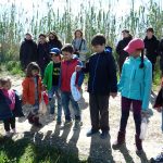 Niños jugando a ser flamencos en la actividad de Ambientalys