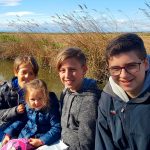 Niños en barca por la Albufera en la actividad de Ambientalys