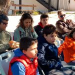 Niños atendiendo en la actividad familiar de Ambientalys