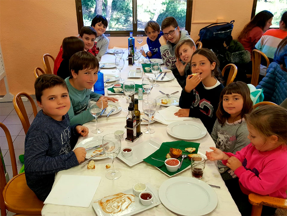 Niños en la comida de la actividad familiar en la Albufera - Ambientalys