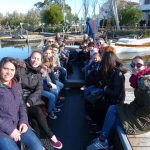 Asistentes de la actividad en paseo en barca por la Albufera