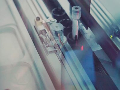 La automatización de procesos en laboratorios de análisis microbiológicos